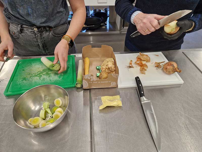 Koken-Dagbesteding-T-Beekdal-Beverdijken Koken bij Dagbesteding voor ouderen - T Beekdal Beverdijcken
